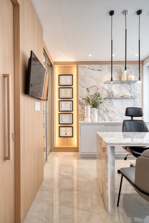 Consultório médico moderno com sala de exames equipada