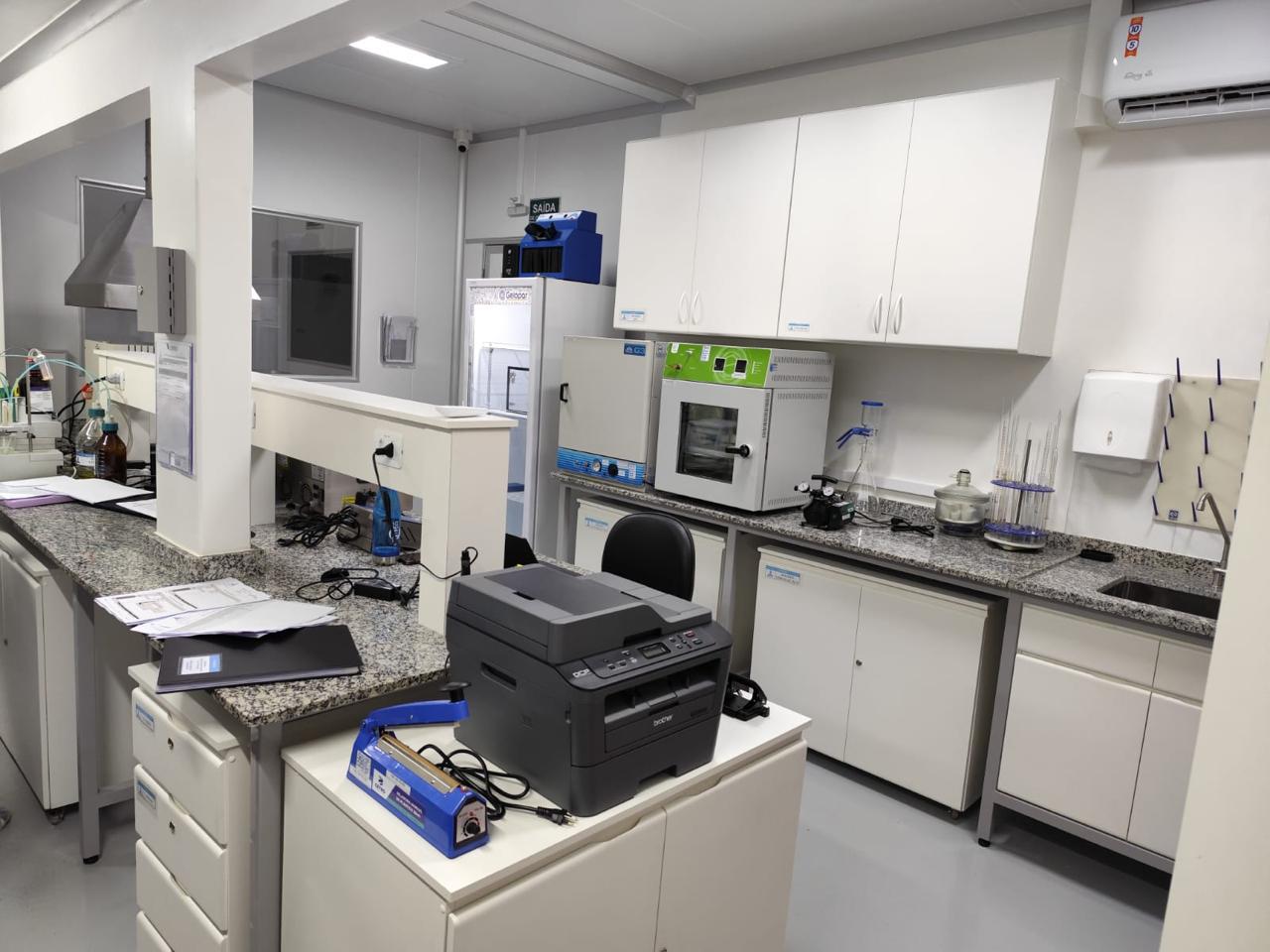 Laboratório da indústria de medicamentos com bancadas e equipamentos