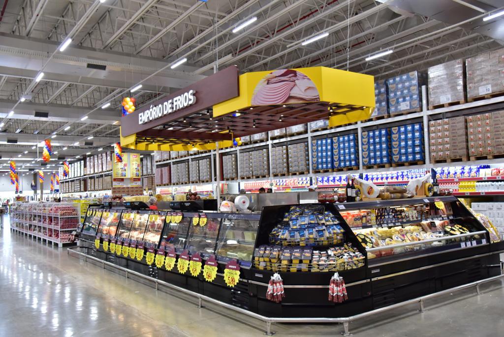 Empório de frios em supermercado, com corredores e prateleiras de mercadorias